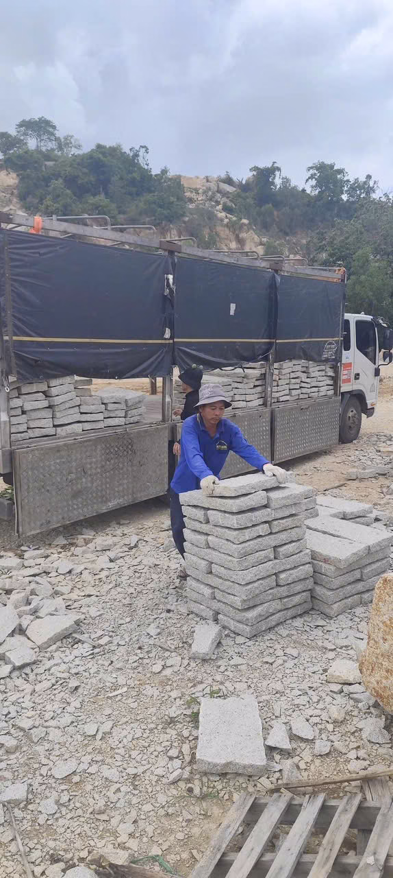 Đá lát lối đi trong sân