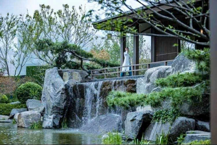 Đá Làm Thác Nước Trong Vườn