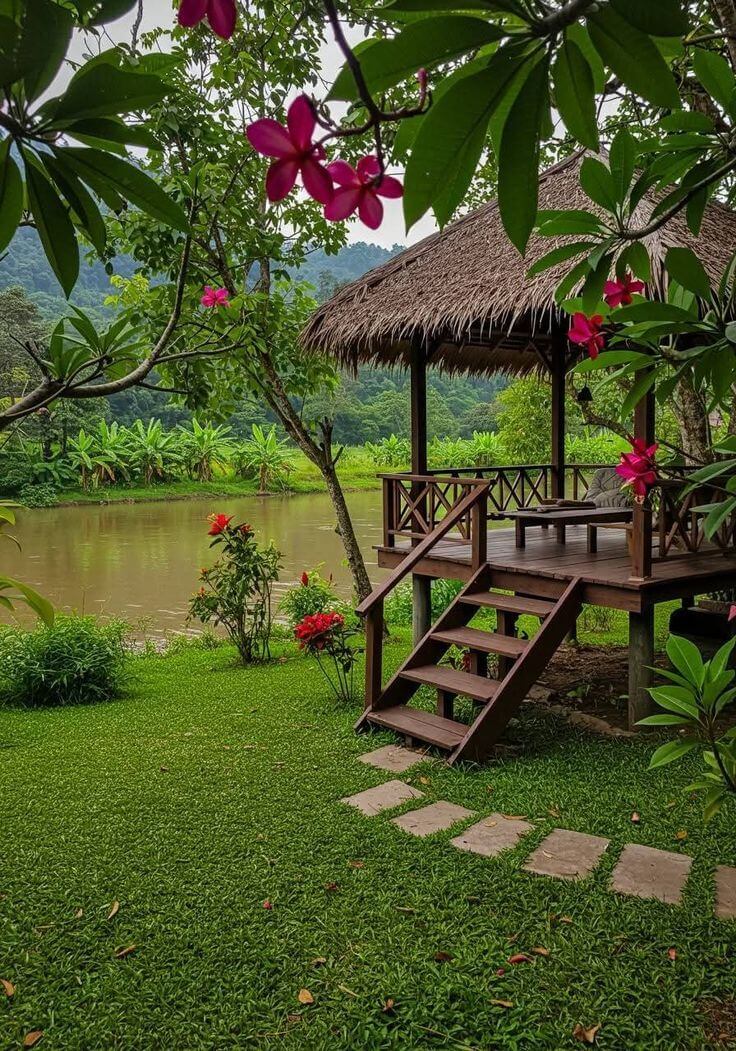 Đặc trưng của sân vườn miền Tây - Ao, hồ hoặc mương nhỏ bao quanh, tạo dòng chảy tự nhiên