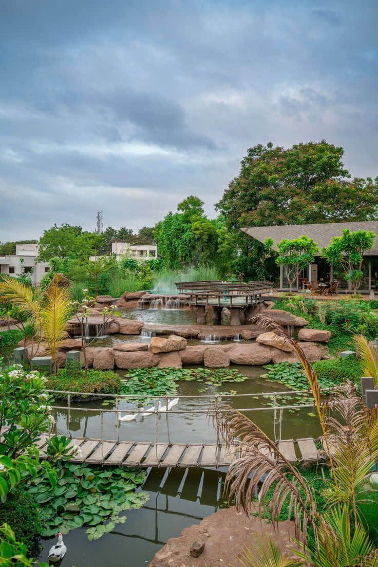 mẫu nhà vườn có hồ cá koi và cầu gỗ