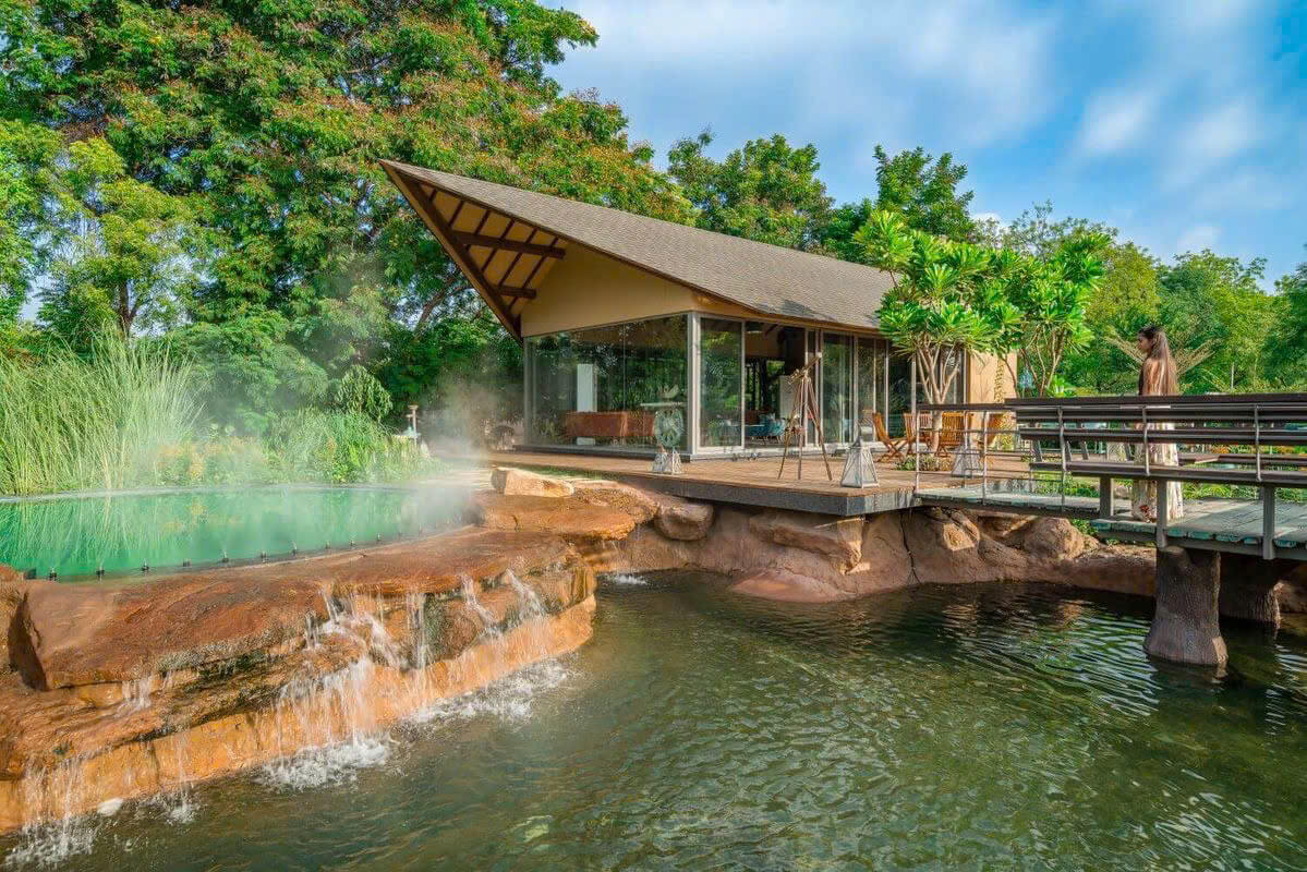 suối nhân tạo trong sân vườn nghĩ dưỡng