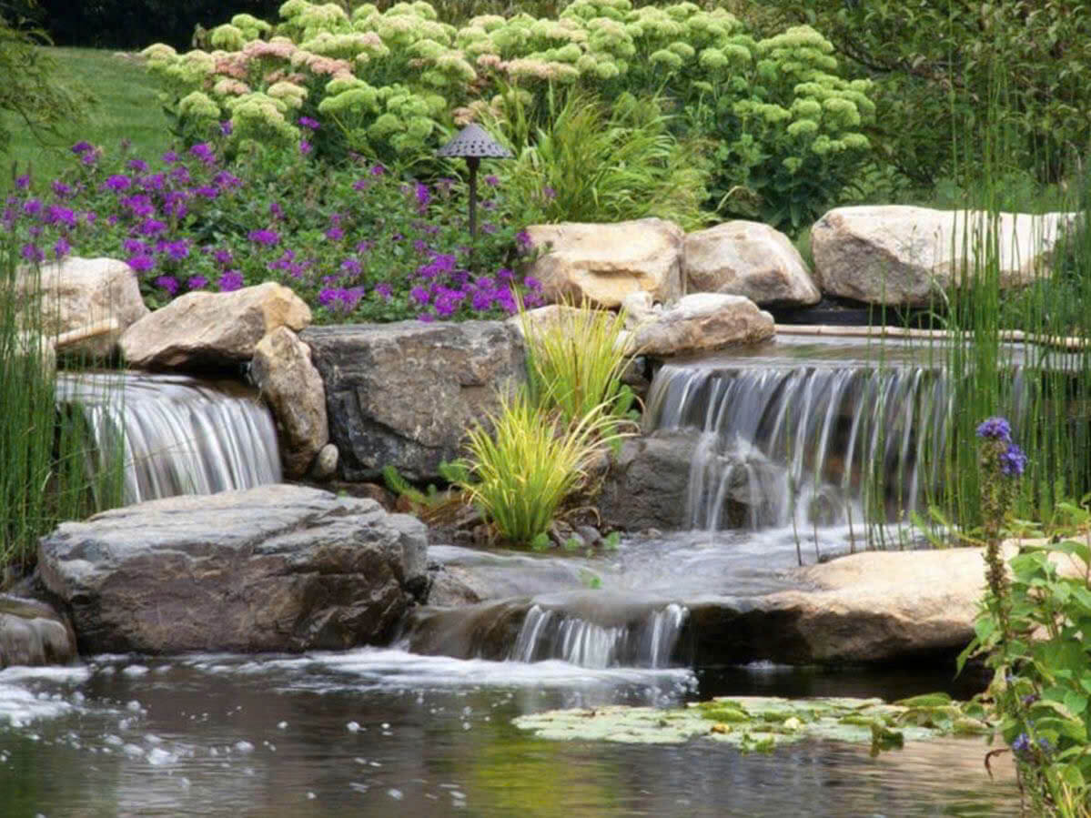 thi công suối nhân tạo kết hợp đá và hoa