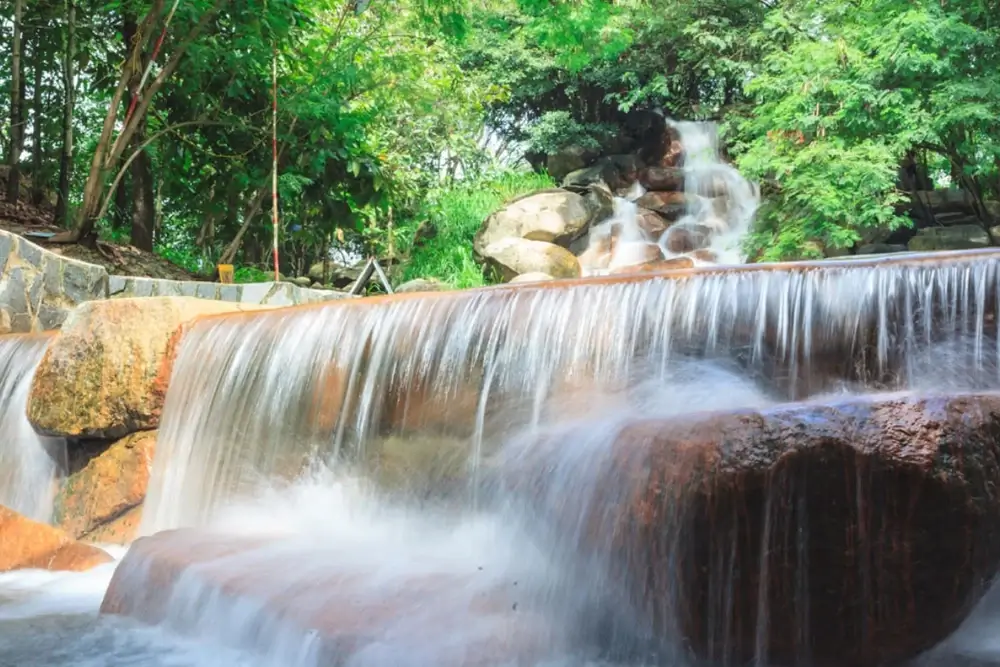 Thác nước suối nhân tạo