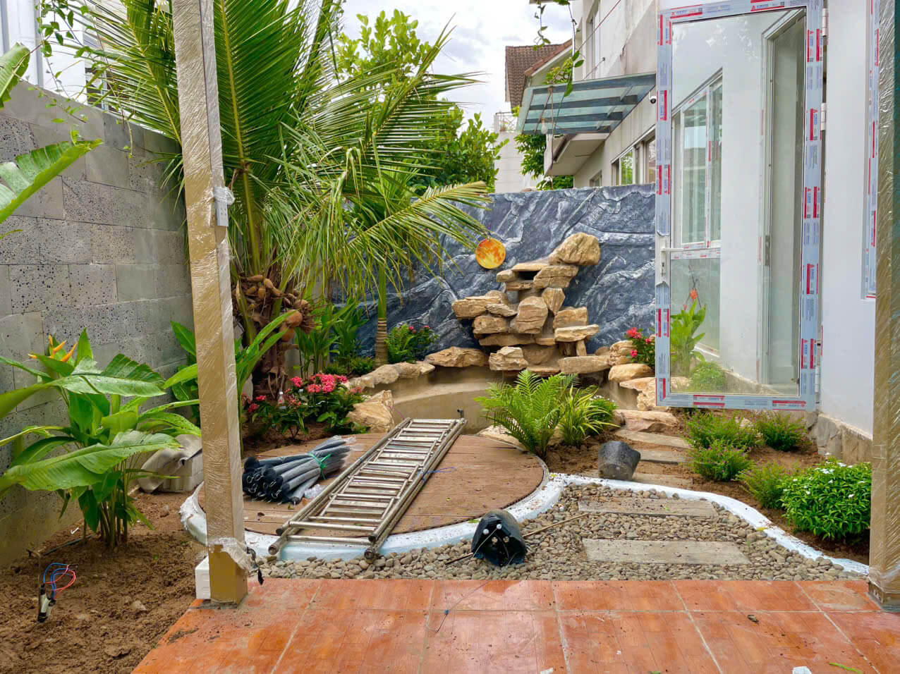 Thi công lối đi lát đá, phối hợp cây cảnh
