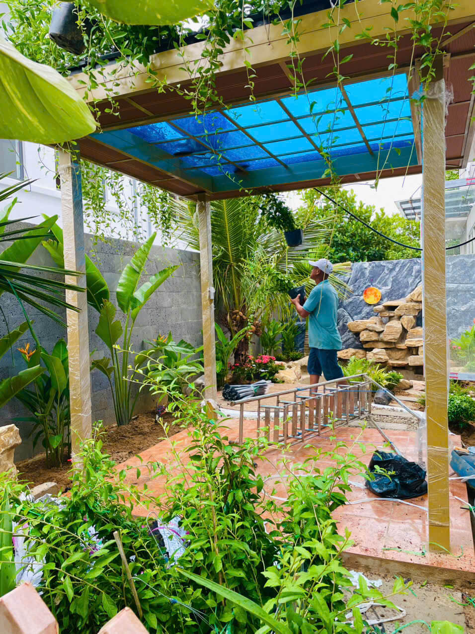 Lắp đặt giàn che, tạo điểm nhấn cho sân vườn