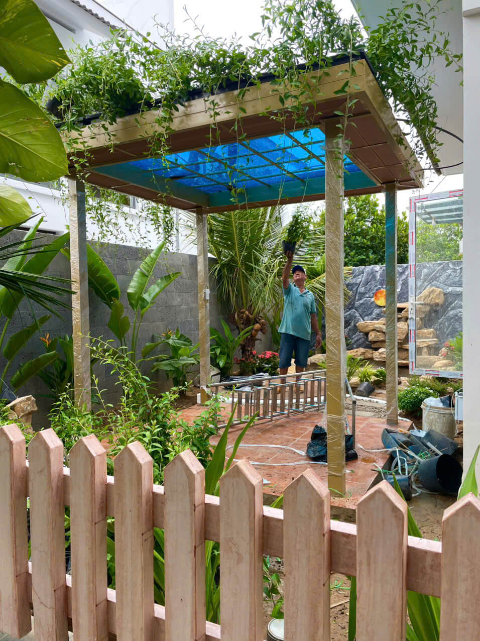 Lắp đặt giàn che, tạo điểm nhấn cho khu vườn
