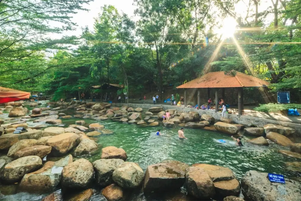 Thi công suối nhân tạo công viên tự nhiên