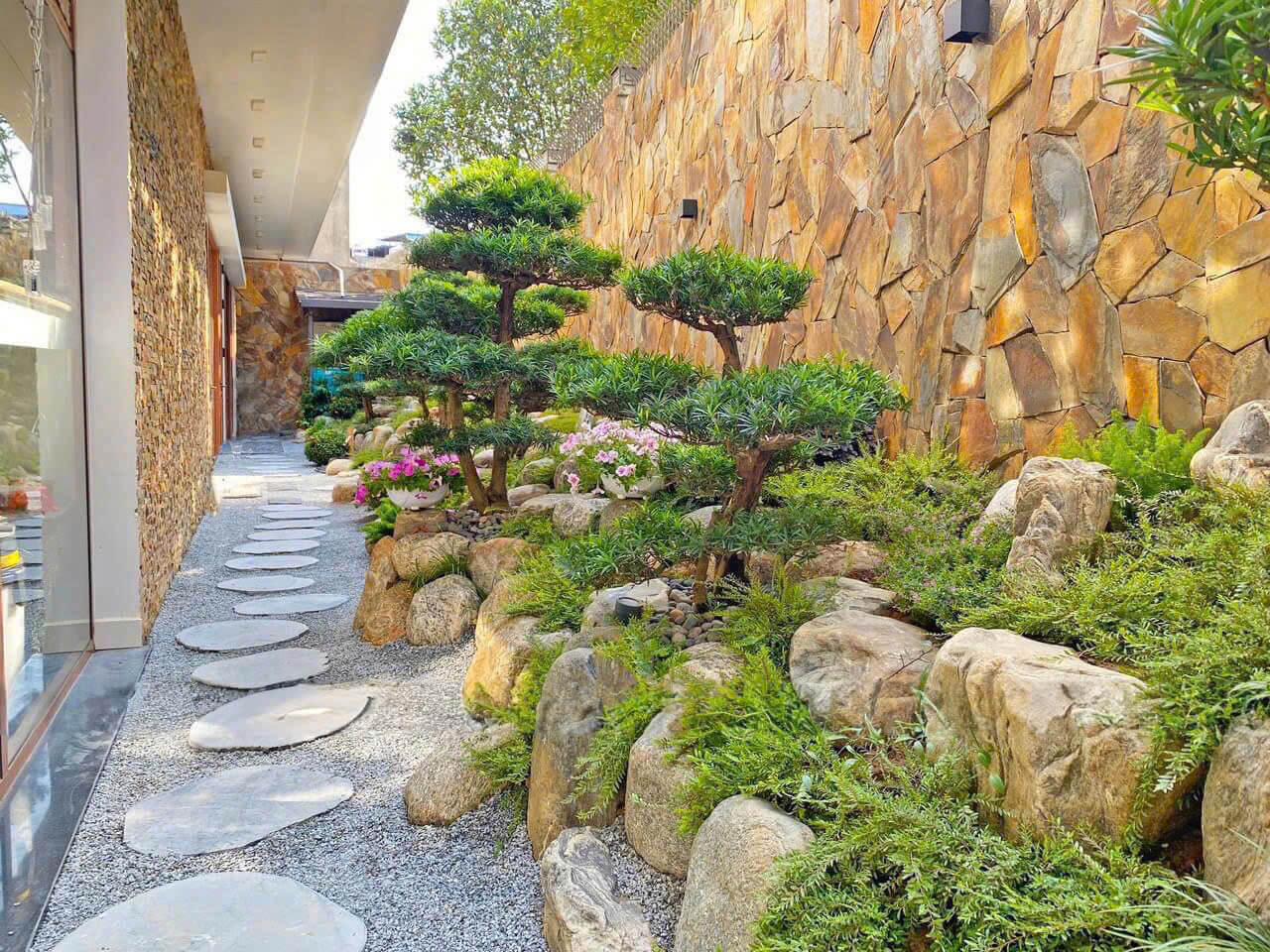 Đá ốp giếng trời